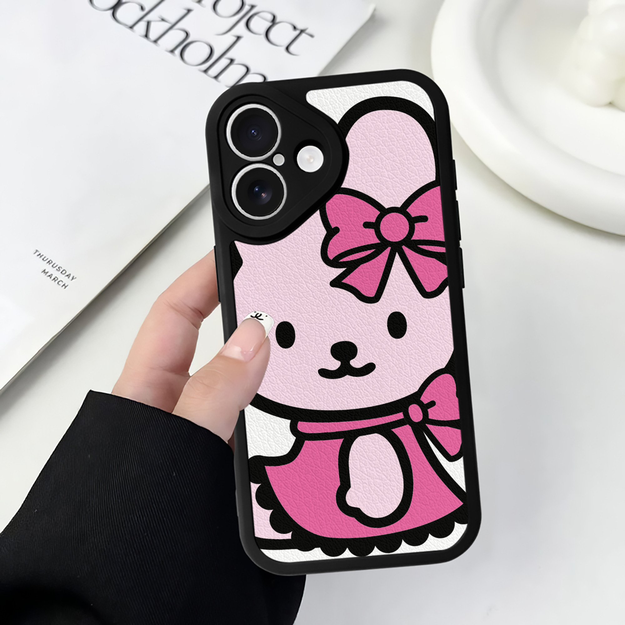 （画像用） Hello Kitty ハローキティ 【iPhone 16シリーズ対応】シリコンスマホケース（レザー調） 材質：シリコン